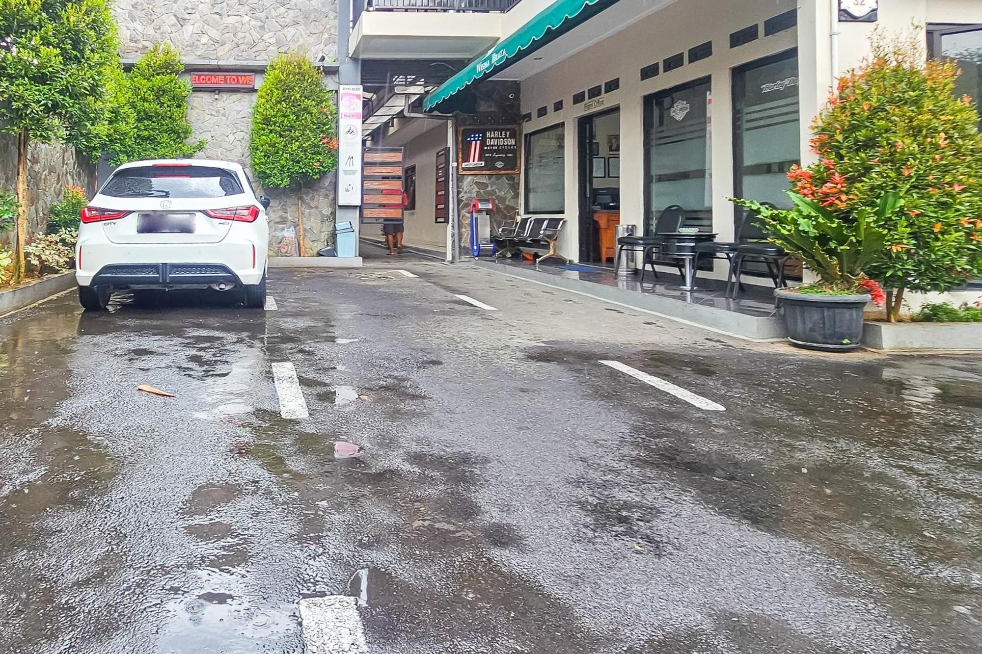 Wisma Brata Mitra Reddoorz 수카부미 외부 사진