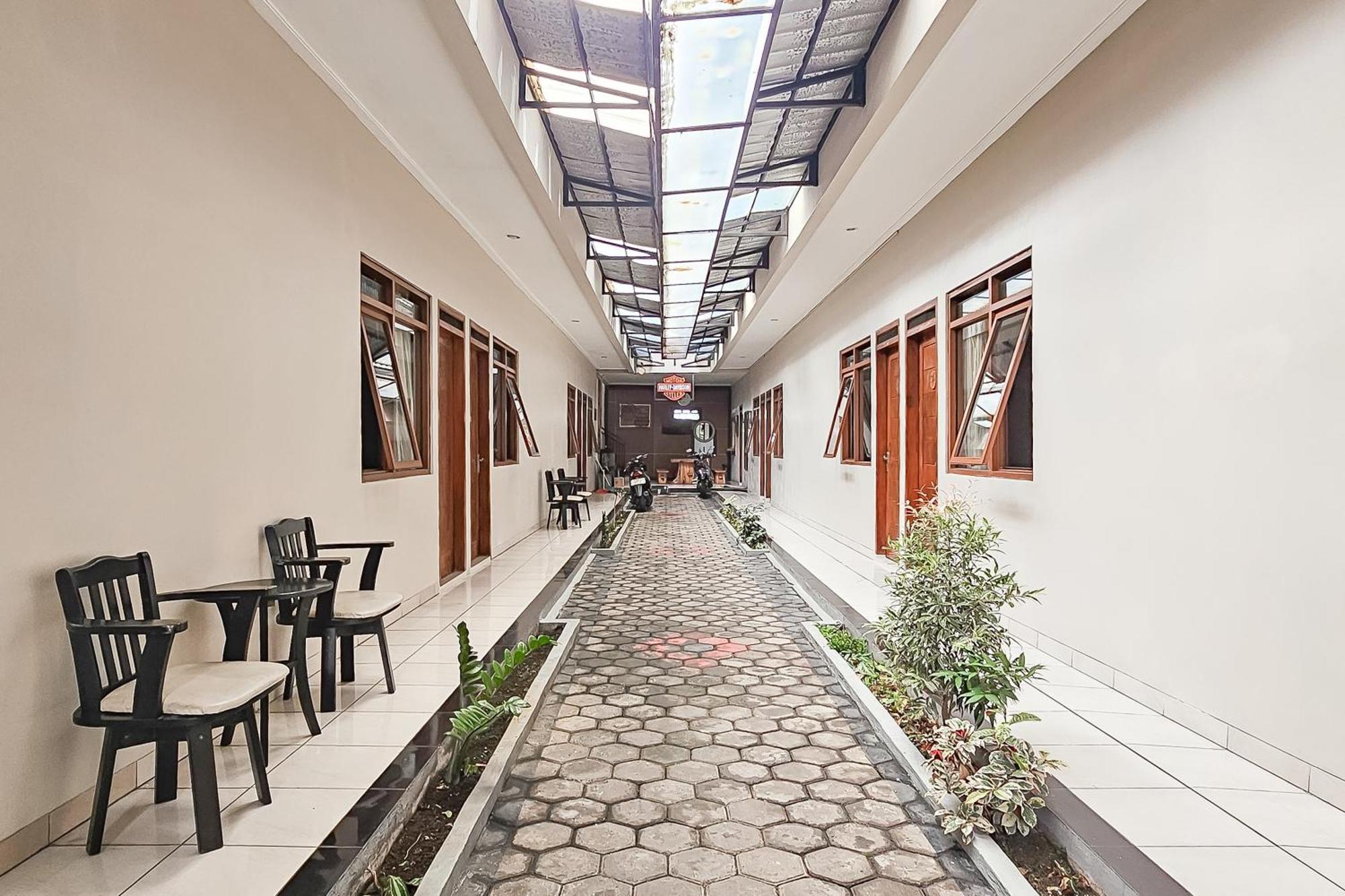 Wisma Brata Mitra Reddoorz 수카부미 외부 사진